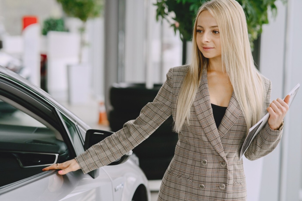 lady-car-salon-woman-buying-car-elegant-woman-brown-suit_1157-45019.jpg блондинка