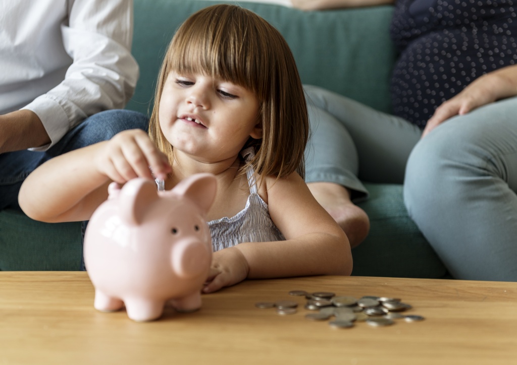 family-saving-money-piggy-bank.jpg копилка